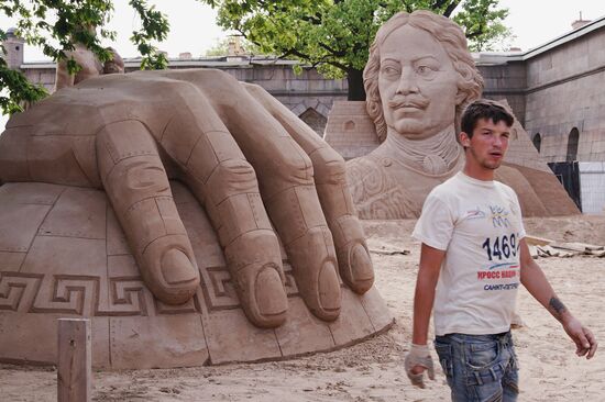 Preparations for opening of sand sculpture festival in St. Petersburg