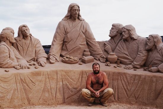 Preparations for opening of sand sculpture festival in St. Petersburg