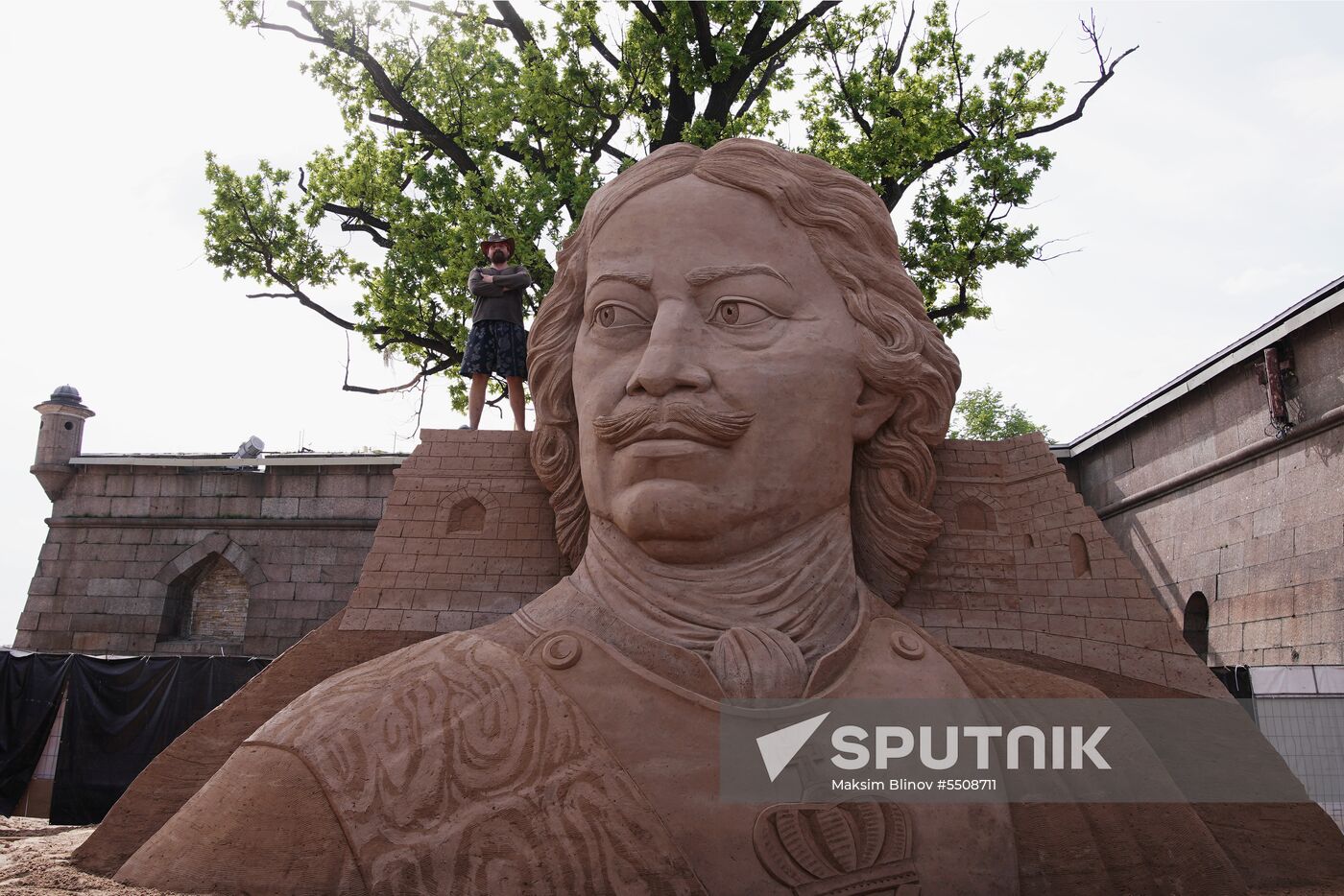 Preparations for opening of sand sculpture festival in St. Petersburg