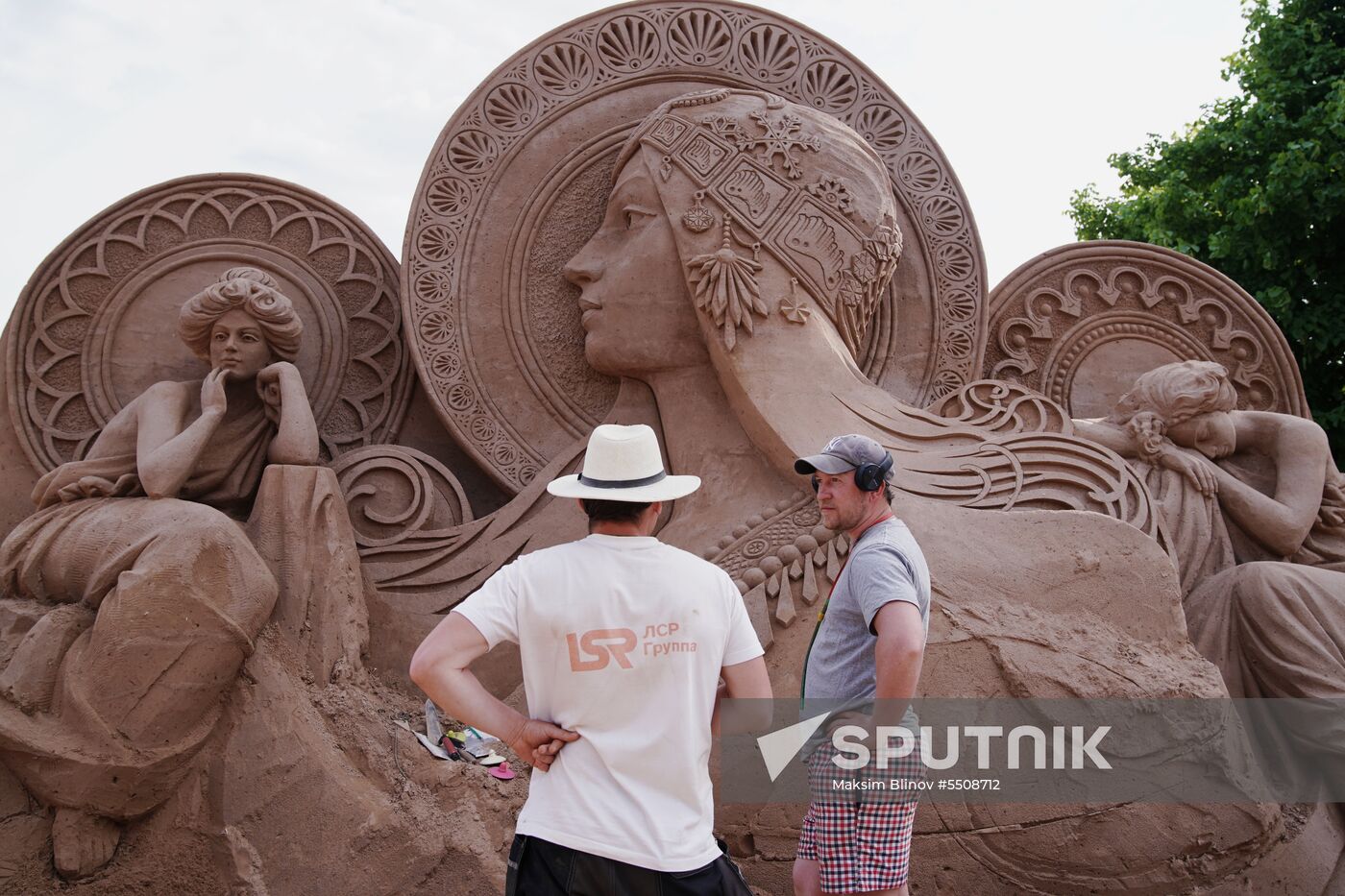 Preparations for opening of sand sculpture festival in St. Petersburg