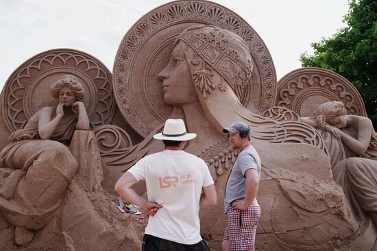 Preparations for opening of sand sculpture festival in St. Petersburg