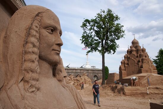 Preparations for opening of sand sculpture festival in St. Petersburg