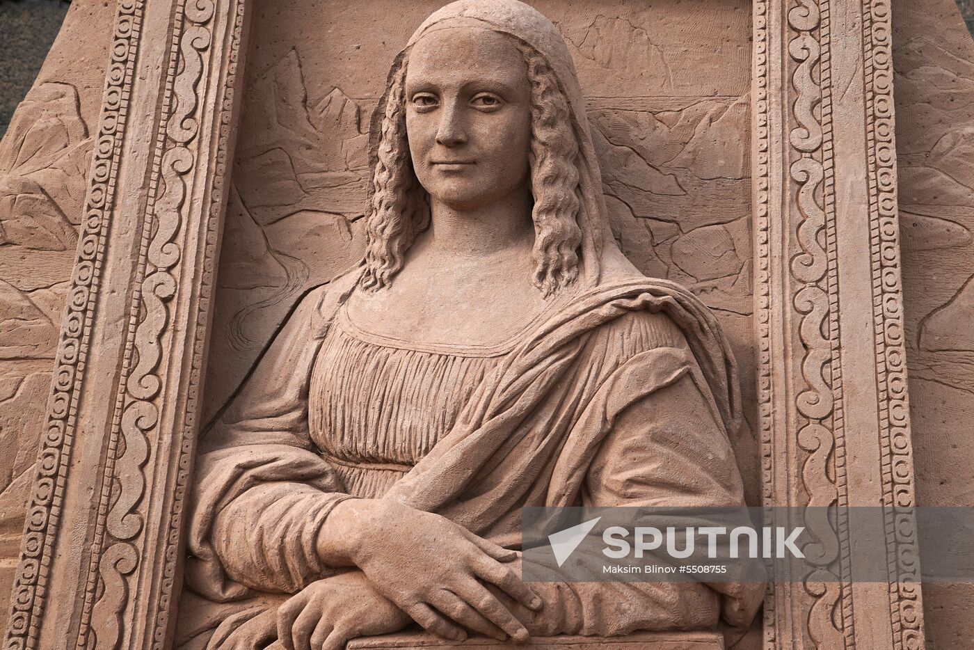 Preparations for opening of sand sculpture festival in St. Petersburg