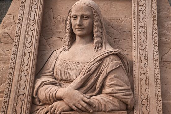 Preparations for opening of sand sculpture festival in St. Petersburg