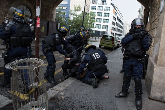Mass protests in Paris against government reforms