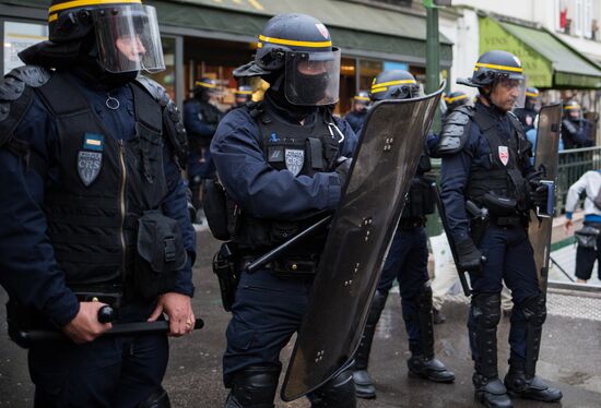 Mass protests in Paris against government reforms