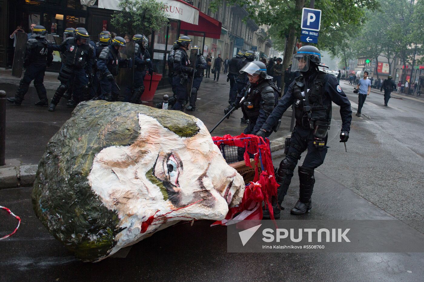 Mass protests in Paris against government reforms