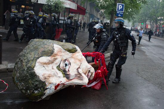 Mass protests in Paris against government reforms