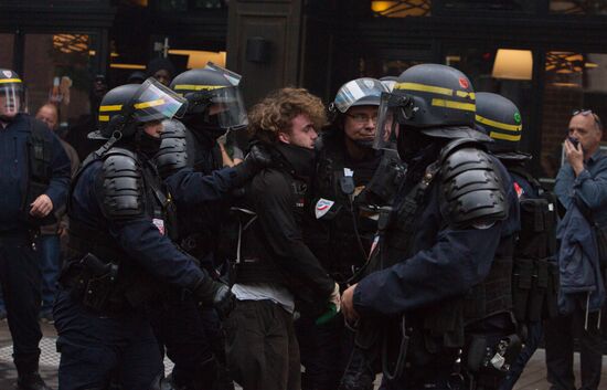 Mass protests in Paris against government reforms
