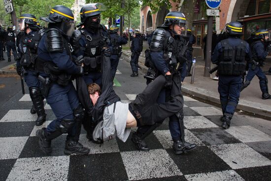 Mass protests in Paris against government reforms