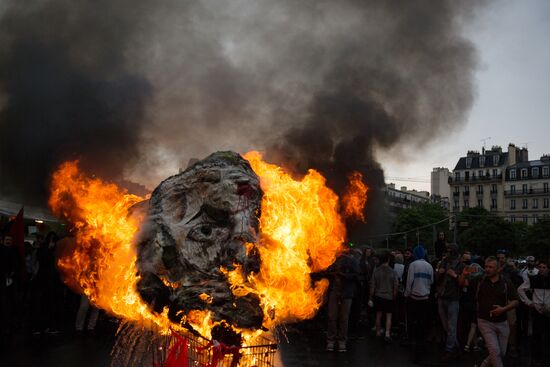 Mass protests in Paris against government reforms
