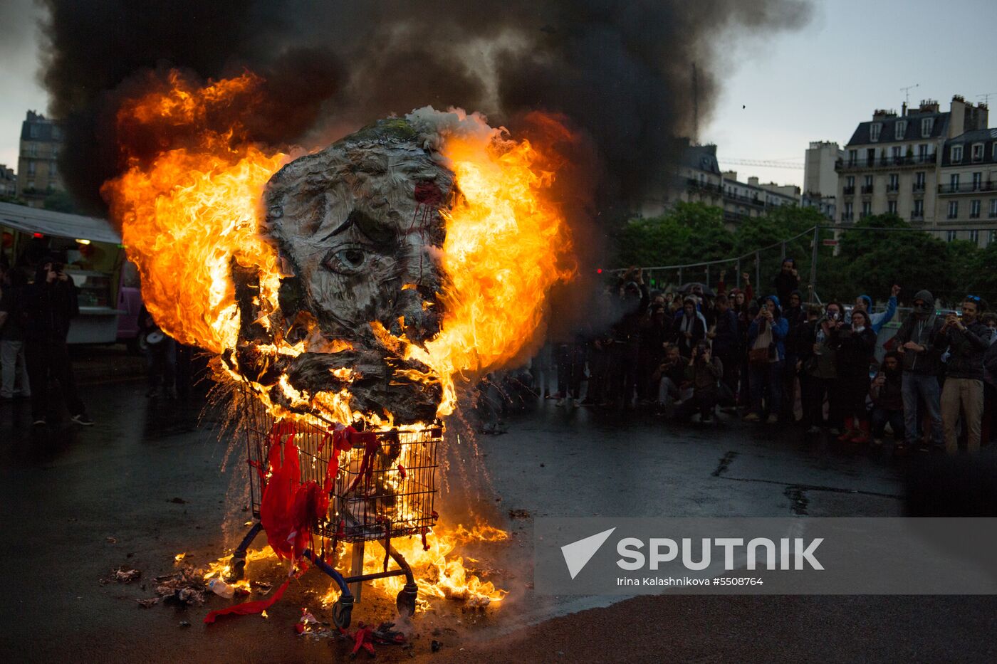 Mass protests in Paris against government reforms