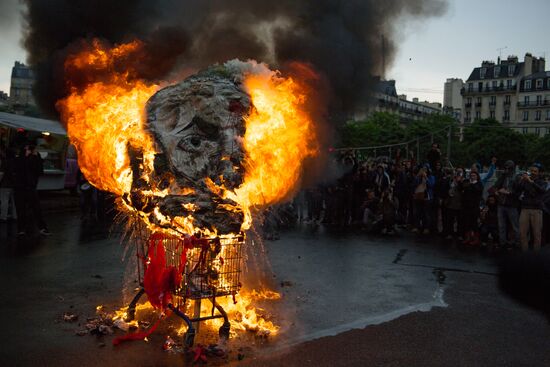 Mass protests in Paris against government reforms