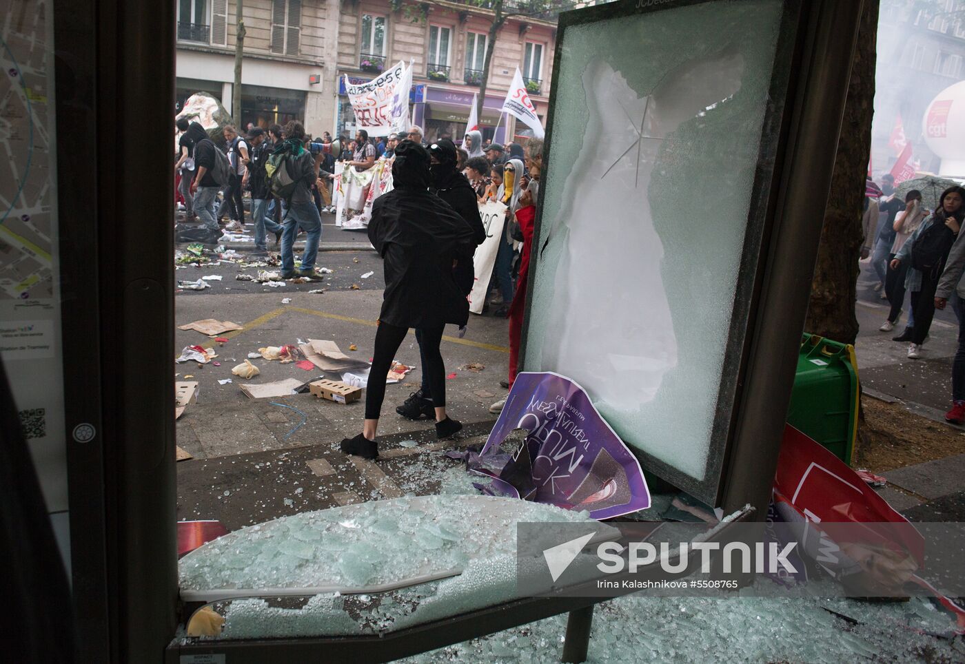 Mass protests in Paris against government reforms