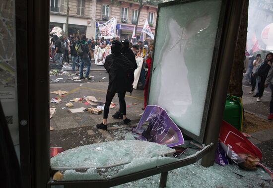 Mass protests in Paris against government reforms