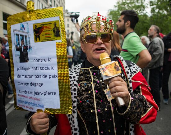 Mass protests in Paris against government reforms