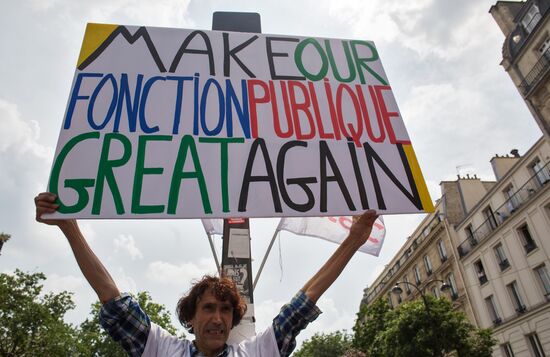 Mass protests in Paris against government reforms
