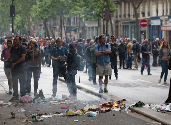Mass protests in Paris against government reforms