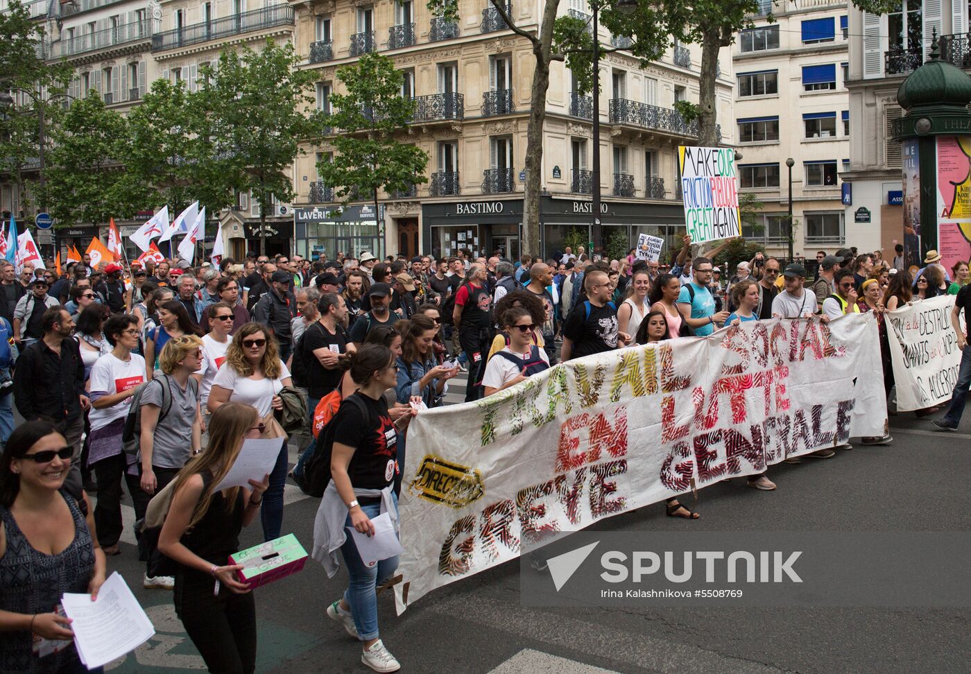 Mass protests in Paris against government reforms