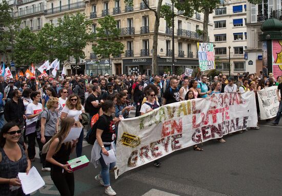 Mass protests in Paris against government reforms