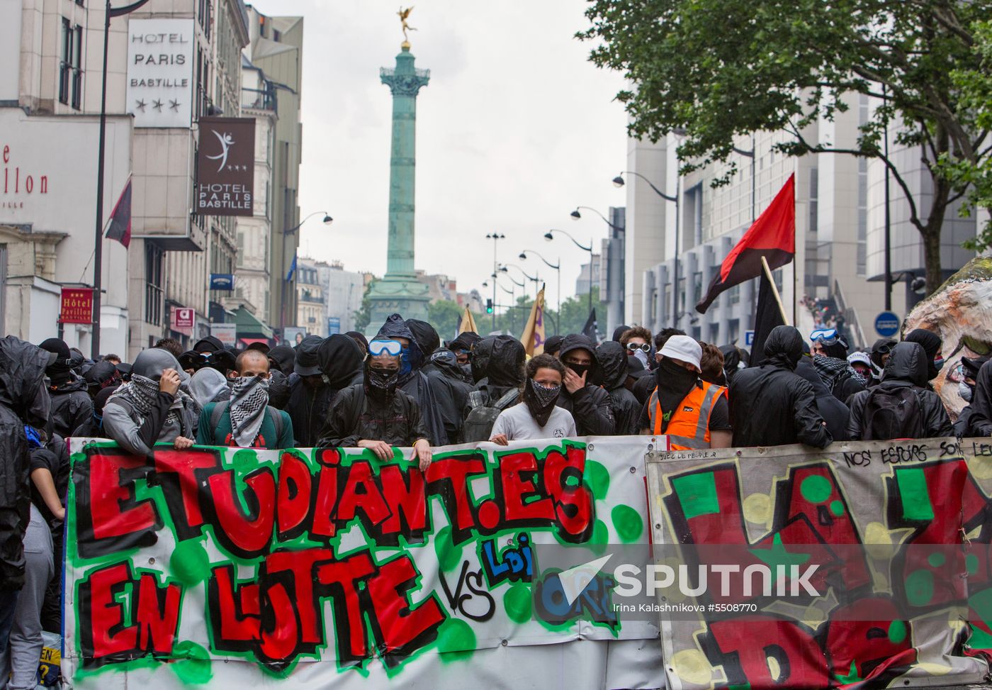 Mass protests in Paris against government reforms