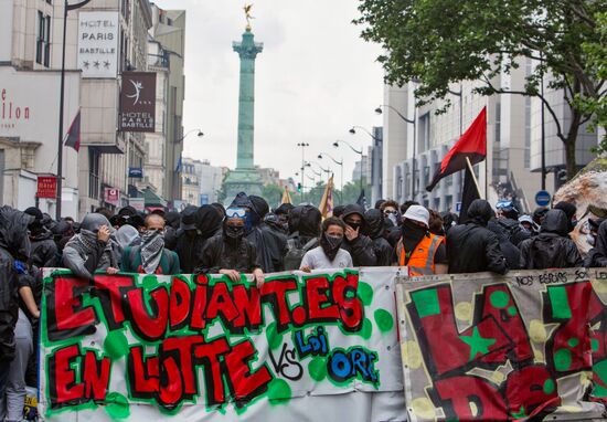 Mass protests in Paris against government reforms