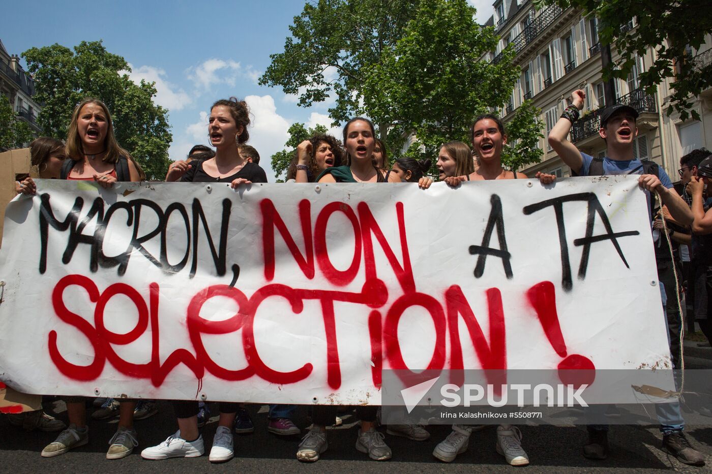 Mass protests in Paris against government reforms