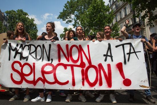 Mass protests in Paris against government reforms
