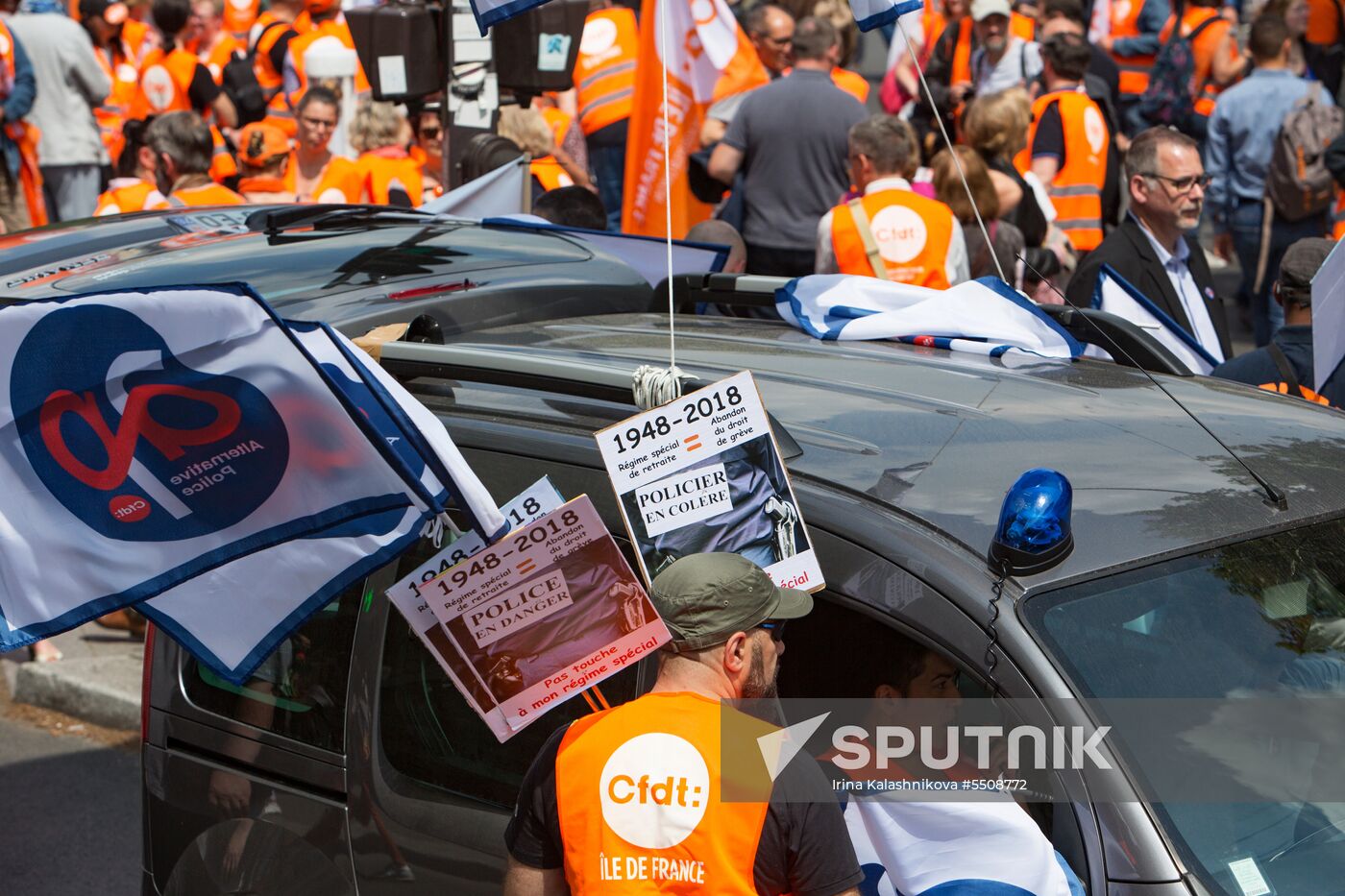Mass protests in Paris against government reforms