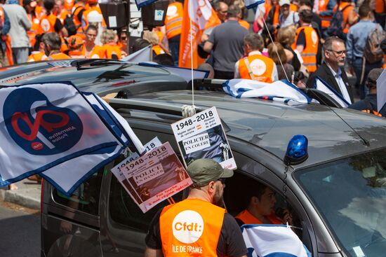 Mass protests in Paris against government reforms