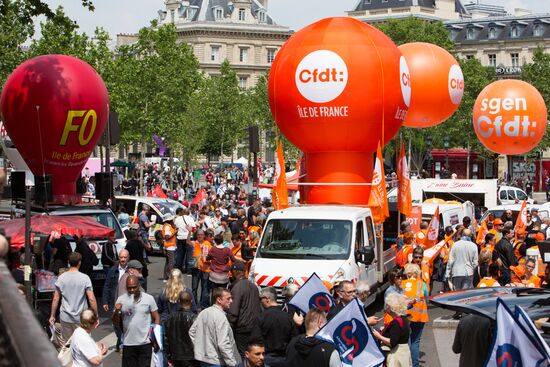 Mass protests in Paris against government reforms