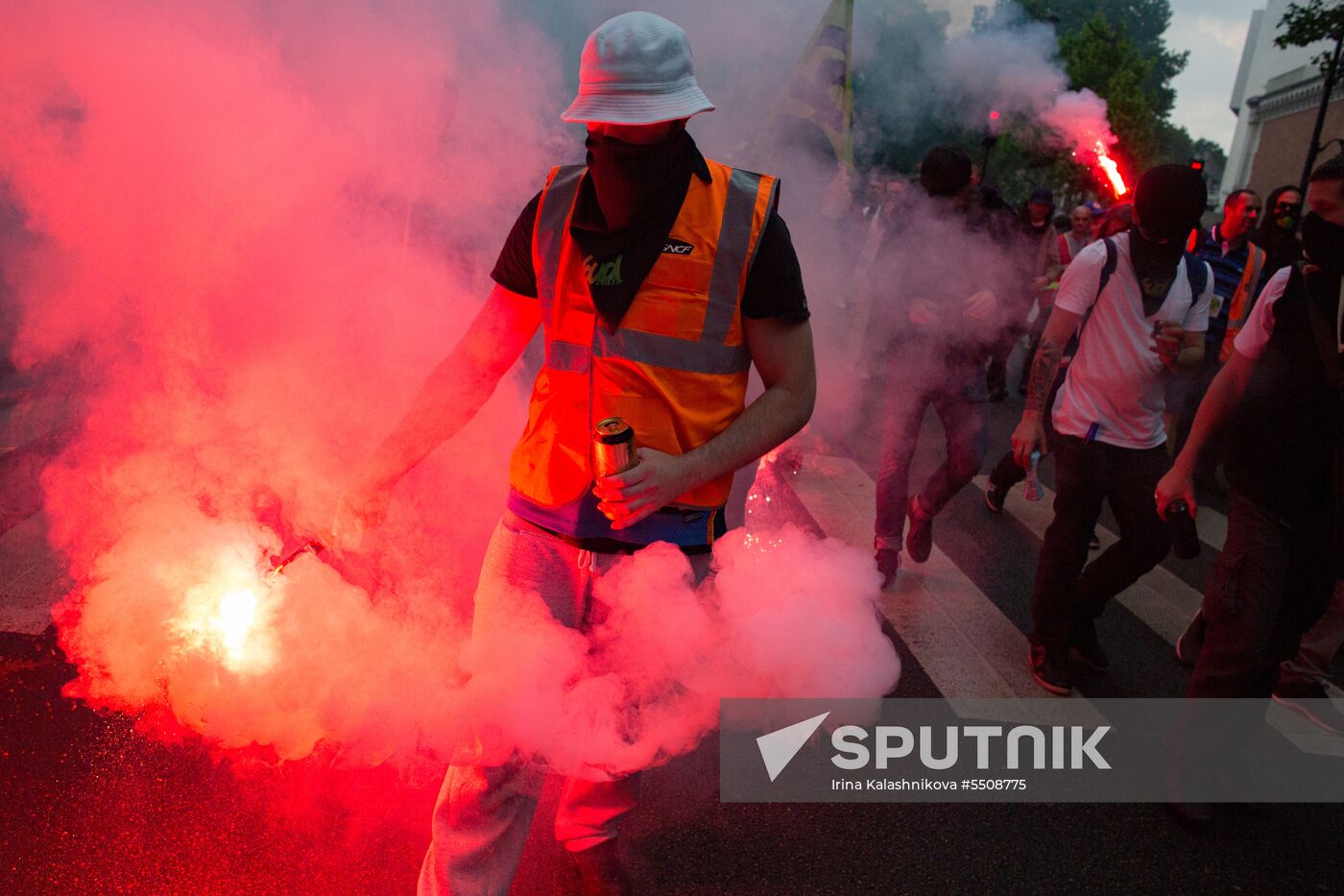 Mass protests in Paris against government reforms