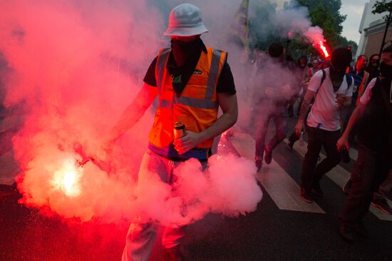 Mass protests in Paris against government reforms