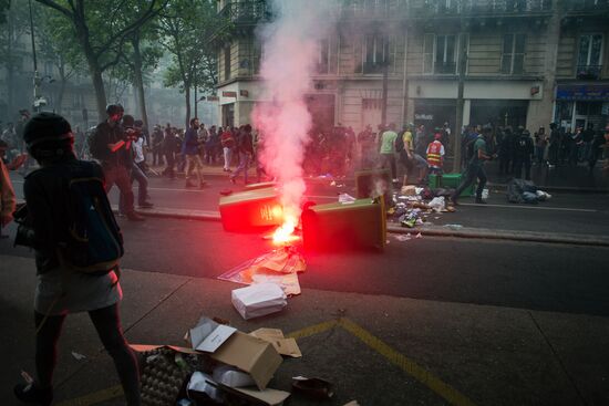 Mass protests in Paris against government reforms