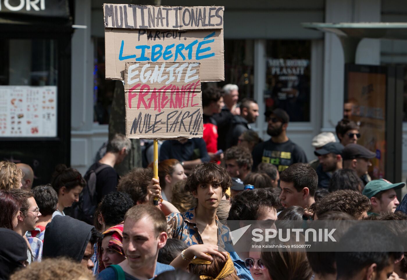 Mass protests in Paris against government reforms