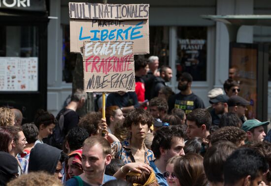 Mass protests in Paris against government reforms