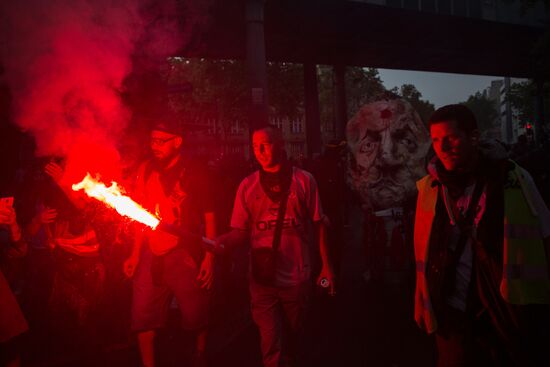 Mass protests in Paris against government reforms