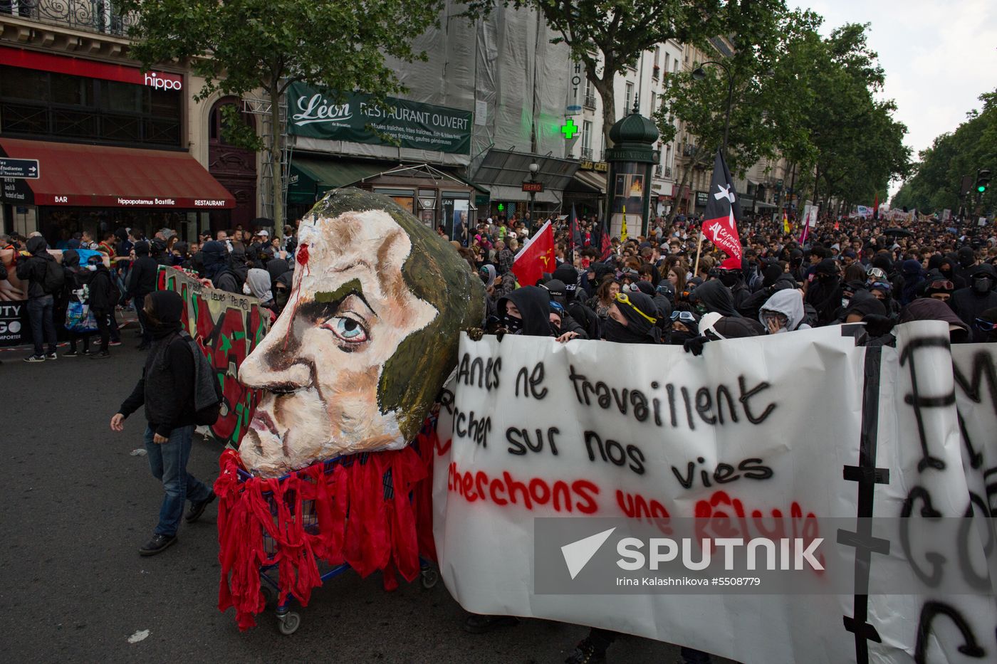 Mass protests in Paris against government reforms