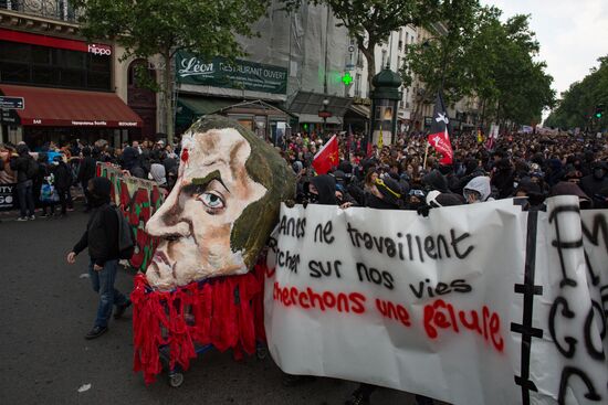 Mass protests in Paris against government reforms