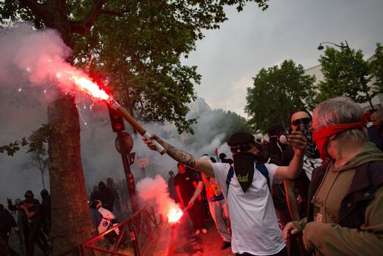 Mass protests in Paris against government reforms