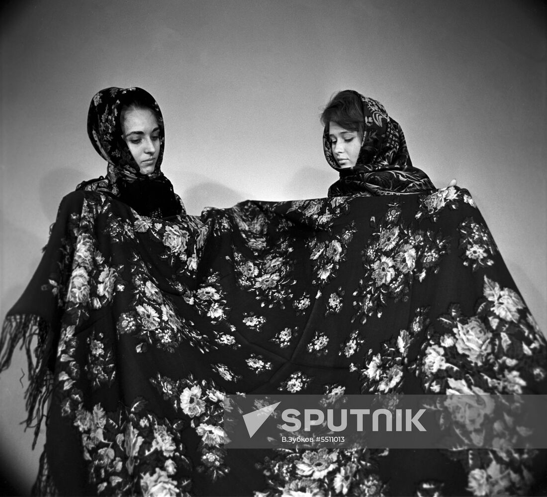 Shawl from Pavlovsky Posad