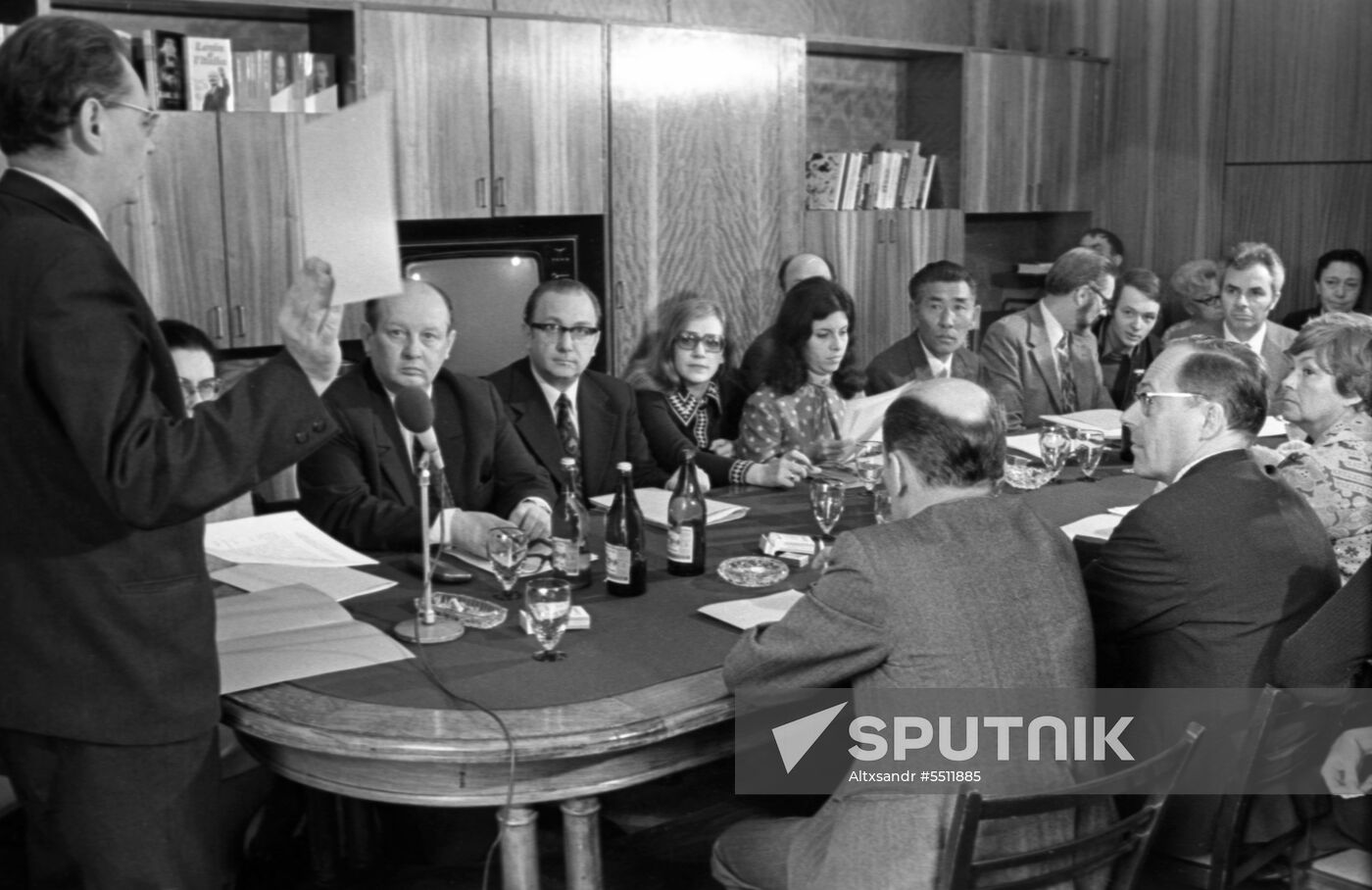 Preparation to publish Criticism of Bourgeois Ideology and Revisionism book series