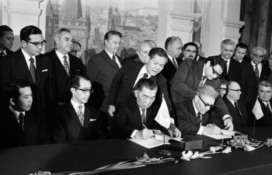 Ceremonial signing of Agreement between governments of Japan and USSR