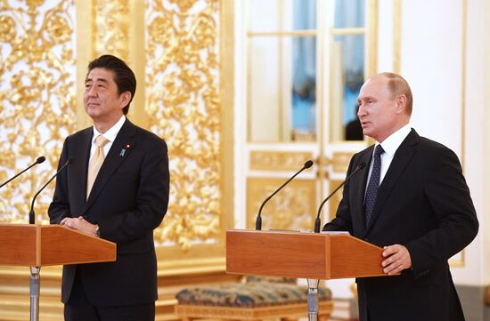 Vladimir Putin holds talks with Japanese Prime Minister Shinzo Abe