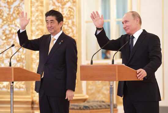 Vladimir Putin holds talks with Japanese Prime Minister Shinzo Abe