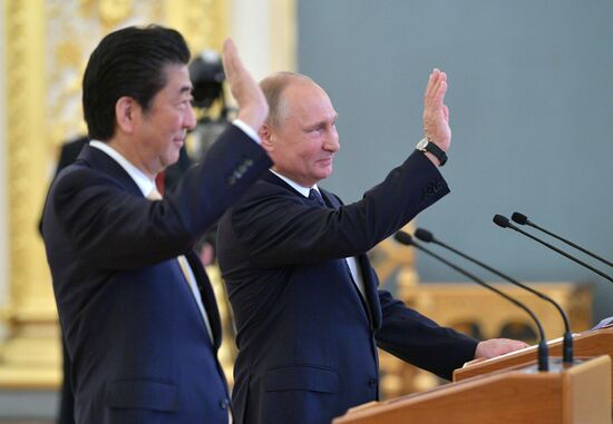 Vladimir Putin holds talks with Japanese Prime Minister Shinzo Abe