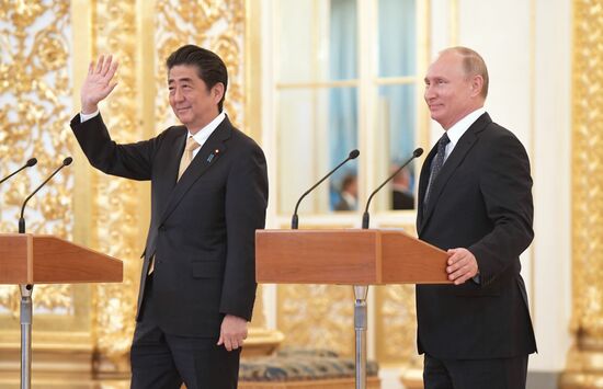 Vladimir Putin holds talks with Japanese Prime Minister Shinzo Abe