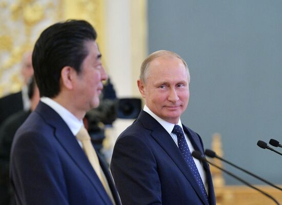 Vladimir Putin holds talks with Japanese Prime Minister Shinzo Abe