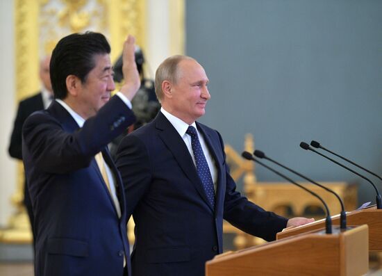 Vladimir Putin holds talks with Japanese Prime Minister Shinzo Abe