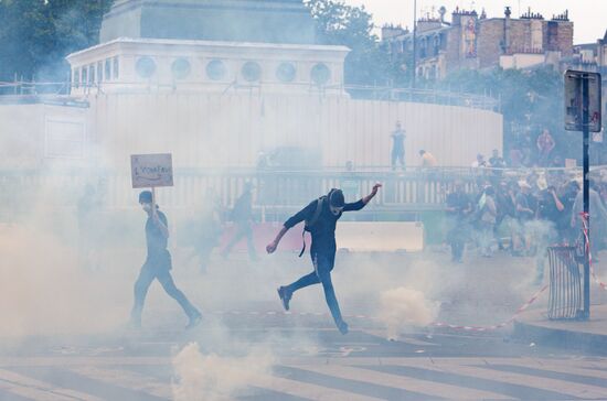 Anti-government rally in Paris